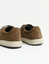 Zapatos tipo casual de Freeway, confeccionados en gamuza color marrón kaki, con cordones al tono y suela de goma en color crema.