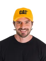 Gorro tipo cap de Caterpillar, color amarillo con el logo de la marca bordado en negro en la parte frontal. Cuenta con visera curva y cierre metálico ajustable en la parte trasera.
