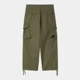 Pantalón cargo verde oliva de corte holgado, con múltiples bolsillos con solapa y cierre de botón a presión.