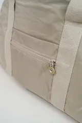 Bolso de viaje color negro con múltiples compartimentos con cierre, doble asa de mano y correa ajustable para el hombro.