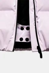 Campera puffer lila con capucha y forro negro, cierre frontal con cremallera, bolsillos laterales con cierre y puños negros ajustados.