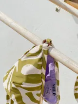 Bottom de bikini colaless con reguladores a los laterales y forro.