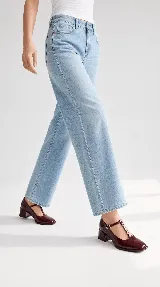 Zapatos de tacón bajo tipo Mary Jane con tira en T, confeccionados en charol color burdeos, con puntera cuadrada y cierre de hebilla lateral.