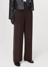 Pantalón de vestir de corte recto y tiro medio, con diseño de rayas laterales en contraste. Cuenta con cierre oculto de botón, gancho y cremallera, bolsillos laterales y bolsillo de ribete en la parte posterior.