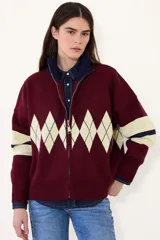 Campera tejida de algodón con cierre frontal completo, diseño de rombos en la parte central y franjas horizontales en las mangas.