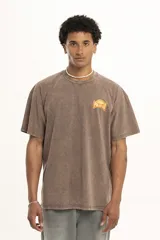 Remera marrón con efecto gastado y logo estampado en el pecho.