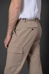 Pantalón cargo color beige con bolsillos laterales y corte recto.