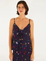 Top azul marino con estampado de estrellas de colores, tirantes finos regulables y escote en V con detalle de lazo en el busto.