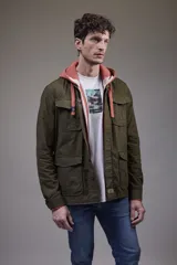 Campera tipo overshirt color azul marino, con cuello clásico, cierre frontal con botones, cuatro bolsillos frontales con solapa y puños abotonados.