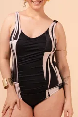 Malla enteriza con estampado geométrico en blanco y negro, escote cuadrado, breteles anchos y frunces en el abdomen. Confeccionada con fibra LYCRA® XTRA LIFE™.