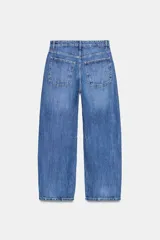 Jeans de mujer color beige claro, tiro medio, estilo balloon baggy con pierna ancha y largo completo. Presenta costuras visibles y un lavado que le da un aspecto desgastado.