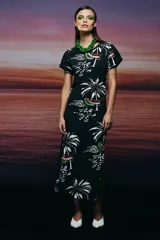 Vestido midi negro con estampado de palmeras, corte al cuerpo y recogido lateral.