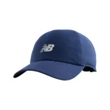 Gorro deportivo New Balance Ultimate Run, color azul marino, con logo reflectivo en el frente y perforaciones laterales para ventilación.