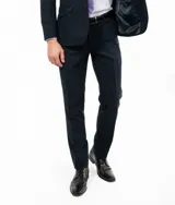 Pantalón de vestir azul marino, de corte recto, con bolsillos laterales y traseros.