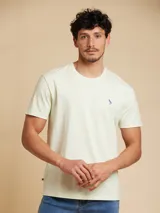 Remera amarilla de algodón con cuello redondo y manga corta.