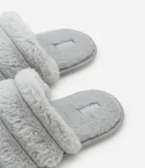 Pantuflas cerradas color rosado con diseño de gajos acolchados y textura felpuda de pelo sintético.