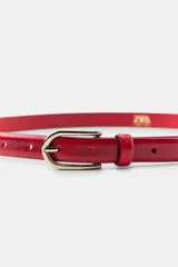 Cinturón fino de 2 cm de ancho confeccionado en 100% piel, con hebilla metálica de diseño geométrico en tono dorado.