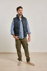 Chaleco verde militar con cierre frontal, cuello alto y dos bolsillos externos con cierre.