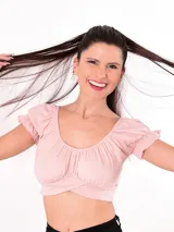 Top corto color mostaza con escote cuadrado, mangas cortas abullonadas con elástico y detalle cruzado en el frente.