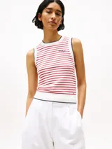 Top sin mangas Tommy Hilfiger, tejido de punto con rayas horizontales rojas y blancas, cuello redondo y logo bordado en el pecho.