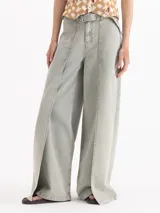 Pantalon de denim tiro medio color gris, con diseño amplio y costuras decorativas frontales. Cuenta con pasacintos, bolsillos y cierre frontal con botón.