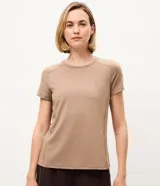 Remera deportiva de microfibra color tostado, con mangas cortas, cuello redondo y costuras reforzadas.