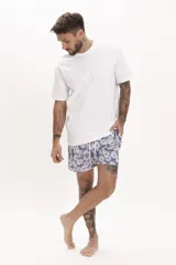 Short de baño azul con estampado de margaritas blancas y cordón ajustable en la cintura.