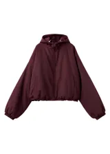 Chaqueta puffer corta color bordó, con capucha ajustable, cierre frontal y bolsillos laterales, de mangas abullonadas y diseño holgado.