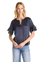 Blusa de satén color azul marino con escote en V y mangas cortas con tres capas de volados superpuestos.