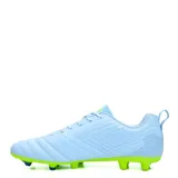 Championes de fútbol Umbro modelo Vision HG/FG, color celeste con detalles en verde lima. Diseñados con suela de tapones y el logo de la marca en el lateral.
