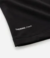 Remera térmica de manga larga y cuello redondo, confeccionada en tejido técnico ligero de poliéster y elastano. Diseño liso y ajustado, ideal para actividades deportivas.