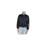 Campera estilo varsity de Allsaints, modelo Taishi. Cuerpo azul marino de satén con mangas negras de cuero, cuello, puños y dobladillo tejidos con rayas blancas y cierre frontal de botones a presión.