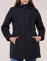 Campera larga de color azul marino con diseño capitoneado geométrico, capucha desmontable y cierre frontal completo. Cuenta con bolsillos laterales con cierre y ajuste en la cintura.