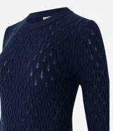 Blusa azul marino de punto con textura de ondas, cuello redondo y mangas largas.
