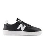 Championes New Balance modelo BBW80BKW, inspirados en las zapatillas de baloncesto BB680, color negro con detalles en blanco y logo "N" en los laterales.