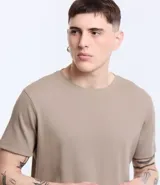 Remera muscle de hombre, color marrón claro, confeccionada en media malla, de cuello redondo y manga corta.