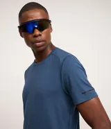 Remera deportiva de hombre en color rojo oscuro, con mangas cortas, cuello redondo y detalle de líneas negras en la manga. Confeccionada en poliéster con tecnología dry fit.