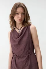 Musculosa bordó con escote drapeado, sin mangas y diseño holgado con lazo para ajustar en la cintura.