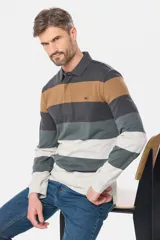 Polo de manga larga con diseño de franjas horizontales en tonos tierra, gris y blanco. Presenta cuello clásico tipo polo con cierre de botones y logo bordado en el pecho.