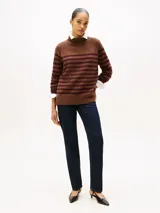 Jean de corte recto y talle medio, confeccionado en mezclilla azul oscuro con costuras en contraste. Presenta un diseño clásico de cinco bolsillos, cierre de botón y cremallera, y detalles distintivos de la marca.