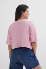 Remera color beige de corte cropped y mangas cortas.