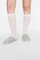 Pantuflas cerradas color rosado, con interior de felpa y suela de goma.