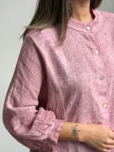 Camisa de lino color rosado, con cuello mao, mangas 3/4 y cierre frontal con botones nacarados.