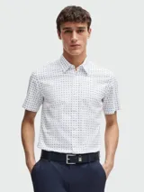 Camisa de hombre BOSS de corte slim fit, manga corta y estampado de micro cuadrados azules sobre fondo blanco.