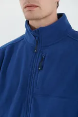 Campera de micropolar color verde oscuro, con cuello alto, cierre frontal completo, bolsillos laterales y un bolsillo con cierre en el pecho.