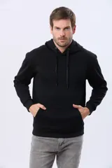 Hoodie canguro negro de felpa, con capucha y cordones ajustables al tono, bolsillo tipo ojal delantero y puños y cintura elásticos ribeteados.