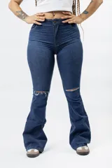 Jean oxford azul oscuro con roturas en las rodillas.