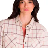 Camisa de franela a cuadros color vainilla, con bolsillos en el pecho, botones metálicos y logo de CAT en la costura lateral.