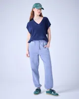 Sweater sin mangas de cuello V, color azul marino, confeccionado en cashmere.