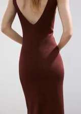 Vestido midi de punto color bordó, con diseño entallado, cuello en V y tirantes finos sin mangas.